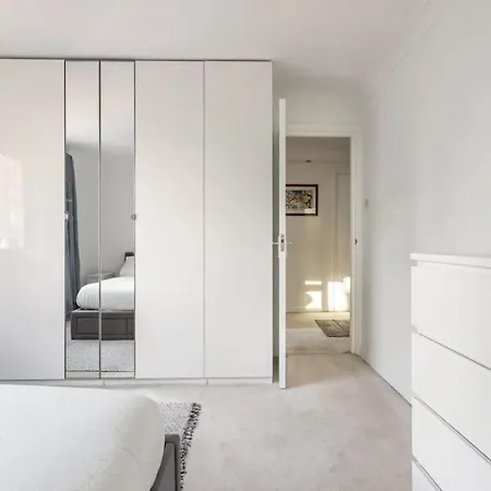 Apartmán Spacious 1 Bed With Parking & Balcony! *