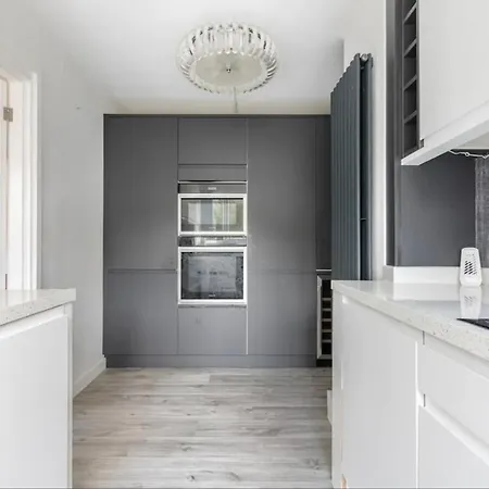 Spacious 1 Bed With Parking & Balcony! *