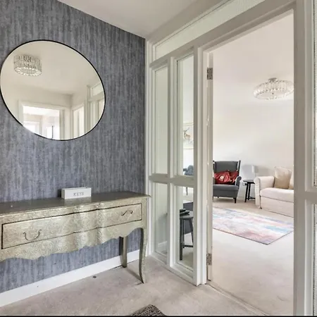 Spacious 1 Bed With Parking & Balcony! Apartment *