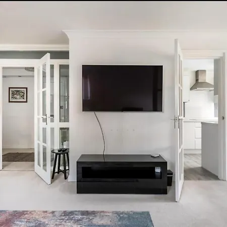 Apartment Spacious 1 Bed With Parking & Balcony!
