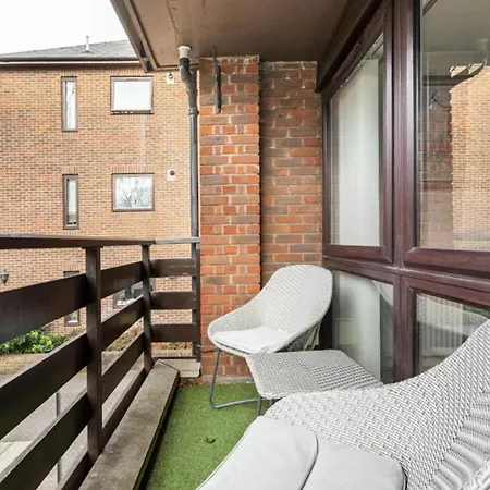 Apartment Spacious 1 Bed With Parking & Balcony!