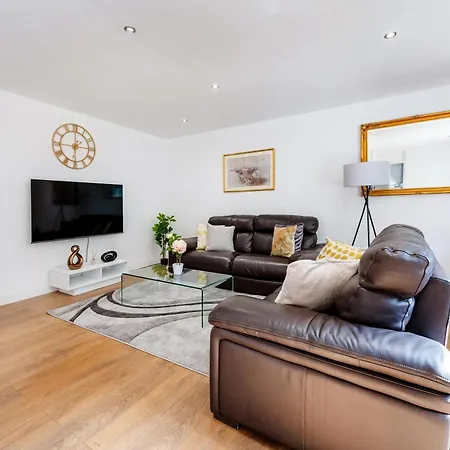 Classic 2 Bed Situated In Mill Hill Apartment