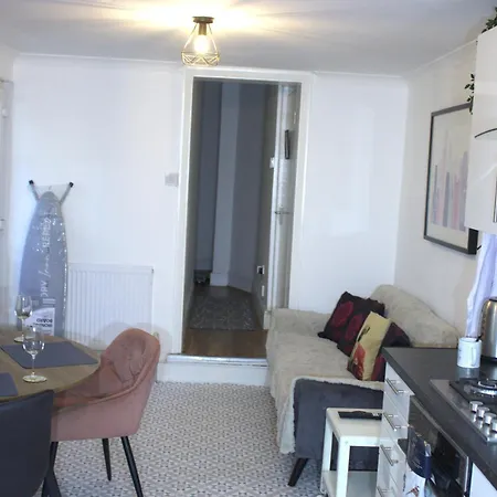 Two Bedroom Flat Near Transport & Shops Apartment London
