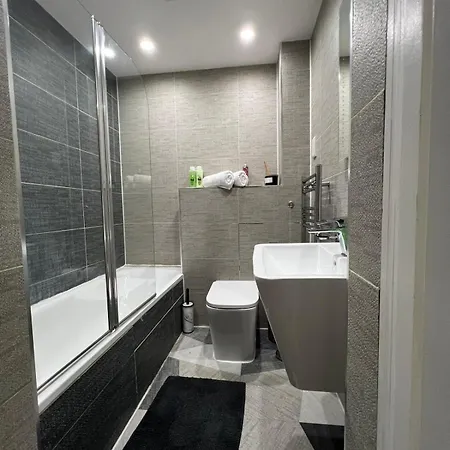 Cool 2bed Flat Zone 1 Apartment *