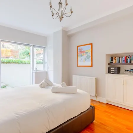 Apartment Sophisticated 2bd Flat With Patio West Kensington *