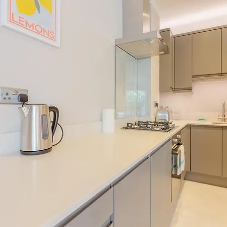 Sophisticated 2bd Flat With Patio West Kensington Apartment London