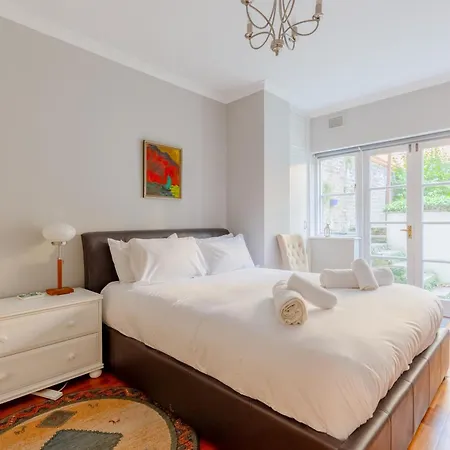 Apartment Sophisticated 2bd Flat With Patio West Kensington *