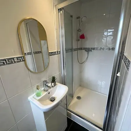 Beautiful 3bd Family With Huge Private Graden London