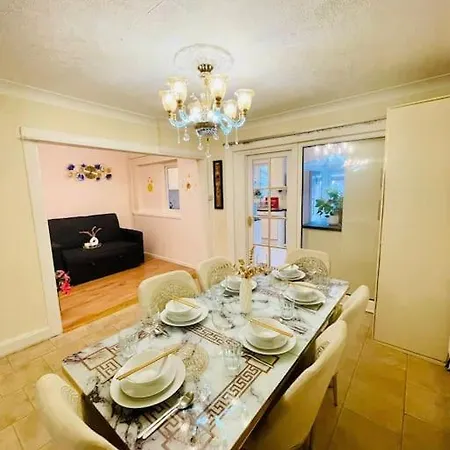 Holiday home Beautiful 3bd Family With Huge Private Graden *