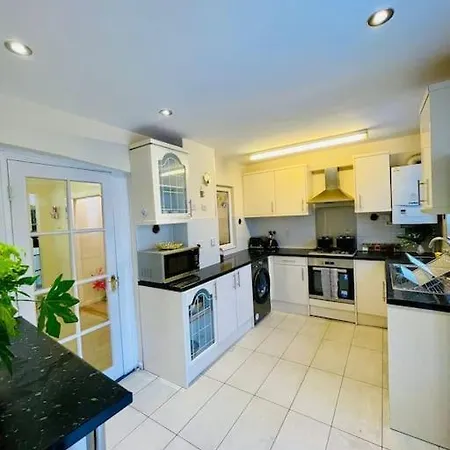 Holiday home Beautiful 3bd Family With Huge Private Graden