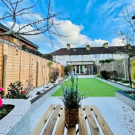 Beautiful 3bd Family With Huge Private Graden London