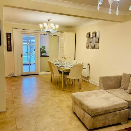 Holiday home Beautiful 3bd Family With Huge Private Graden London