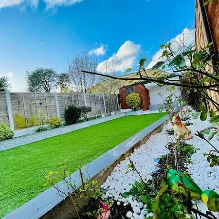 Beautiful 3bd Family With Huge Private Graden Holiday home