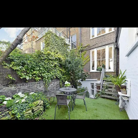 Chelsea Snug With Garden *