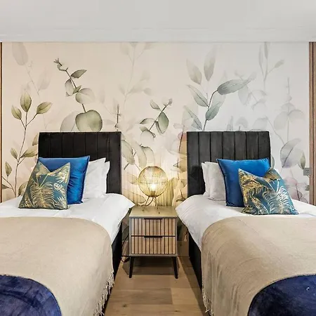 Stunning 2 Bed Flat In - Sleeps 8 -balcony *