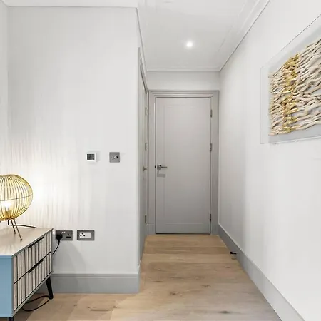 Stunning 2 Bed Flat In - Sleeps 8 -balcony *