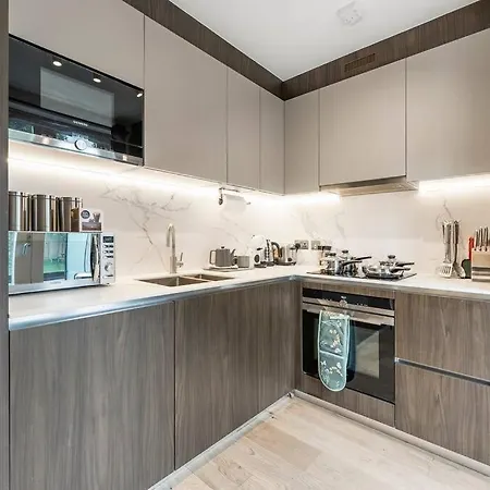 Stunning 2 Bed Flat In - Sleeps 8 -balcony * London