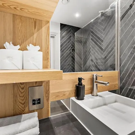 Stunning 2 Bed Flat In - Sleeps 8 -balcony * London