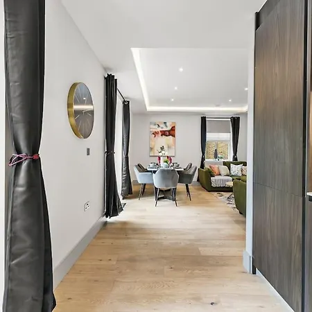 Stunning 2 Bed Flat In - Sleeps 8 -balcony *