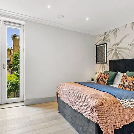 Stunning 2 Bed Flat In - Sleeps 8 -balcony Apartment *