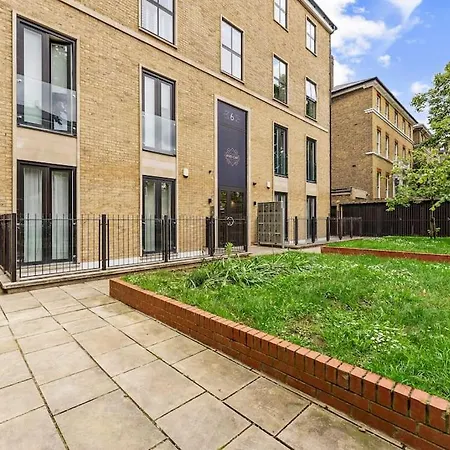 Stunning 2 Bed Flat In - Sleeps 8 -balcony London