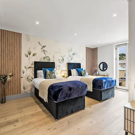 Stunning 2 Bed Flat In - Sleeps 8 -balcony *