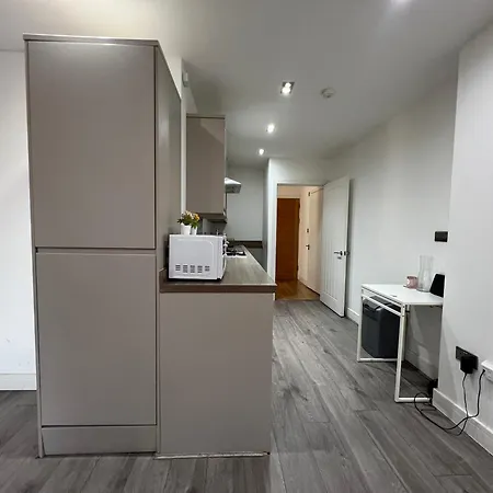 Cool 2bed Flat Zone 1 *