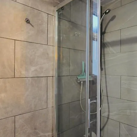Apartment Two Bedroom Flat Near Transport & Shops *