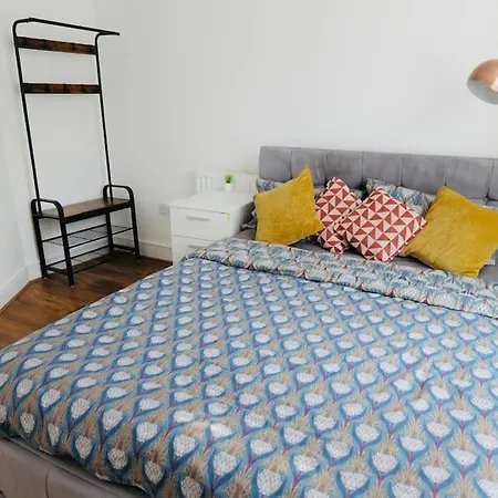 Two Bedroom Flat Near Transport & Shops *