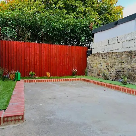 Two Bedroom Flat Near Transport & Shops