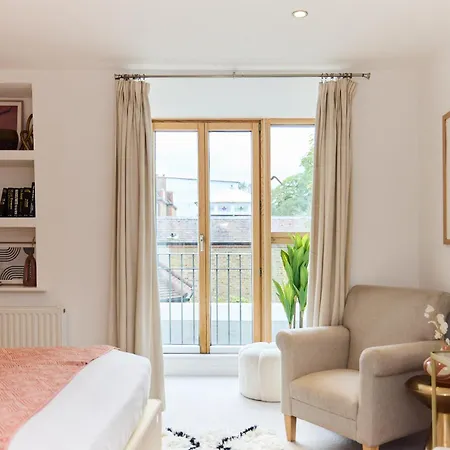Apartment The Gwendolen Retreat - Inviting 2bdr With Balcony