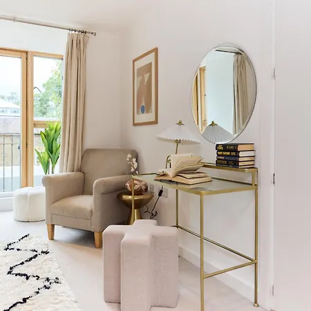 The Gwendolen Retreat - Inviting 2bdr With Balcony Apartment London