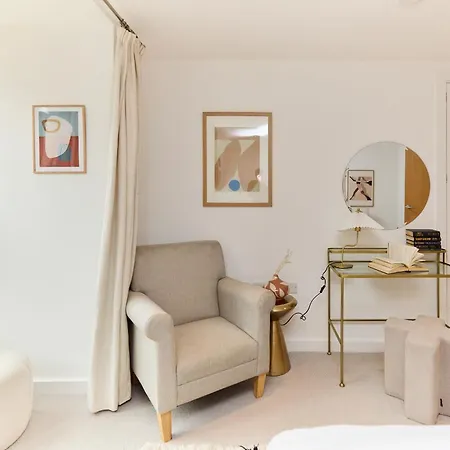 Apartment The Gwendolen Retreat - Inviting 2bdr With Balcony London