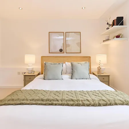 The Gwendolen Retreat - Inviting 2bdr With Balcony