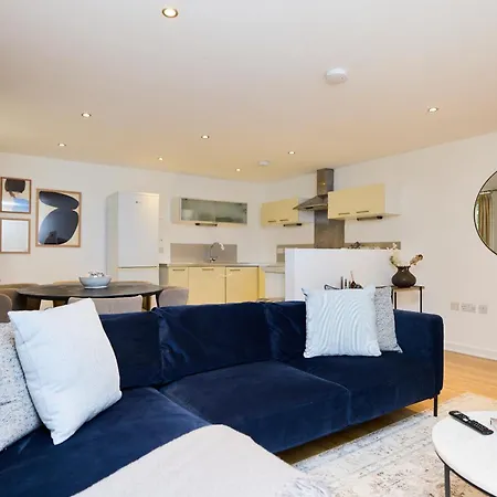 The Gwendolen Retreat - Inviting 2bdr With Balcony Apartment *