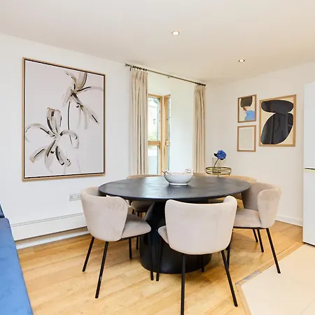 Apartment The Gwendolen Retreat - Inviting 2bdr With Balcony London