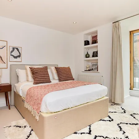 The Gwendolen Retreat - Inviting 2bdr With Balcony Apartment *