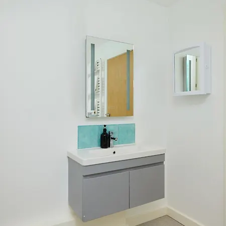 The Gwendolen Retreat - Inviting 2bdr With Balcony Apartment