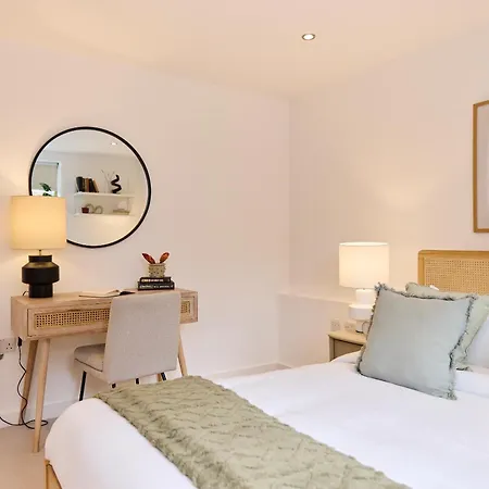 The Gwendolen Retreat - Inviting 2bdr With Balcony Apartment *