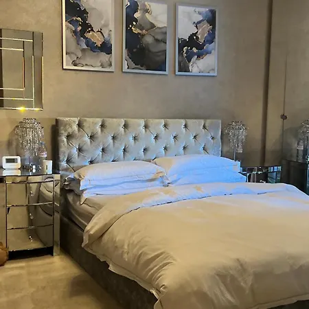 Apartment Warm & Welcoming Escape With Touches London