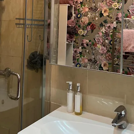 Apartment Warm & Welcoming Escape With Touches *