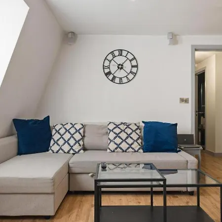 Beautiful Two Bedroom Fulham Apartment London