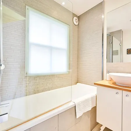 Beatles-themed Serviced On Abbey Road Apartment