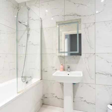 Homestay Modern Double With Shared Bathroom