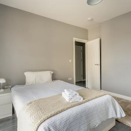 Homestay Modern Double With Shared Bathroom