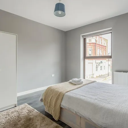 Modern Double With Shared Bathroom Homestay