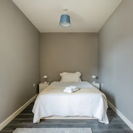 Modern Double With Shared Bathroom Homestay London