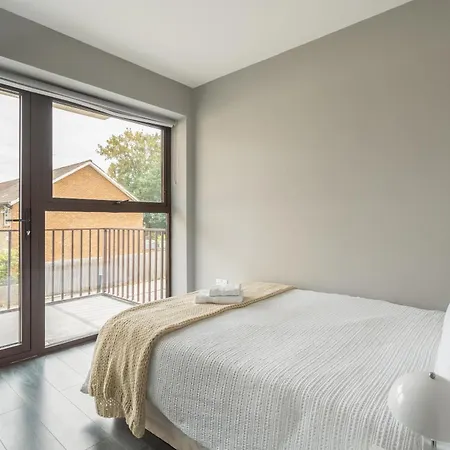 Modern Double With Shared Bathroom Homestay