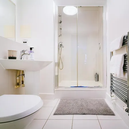 Chic Near Tower Hill With A Gym Apartment *
