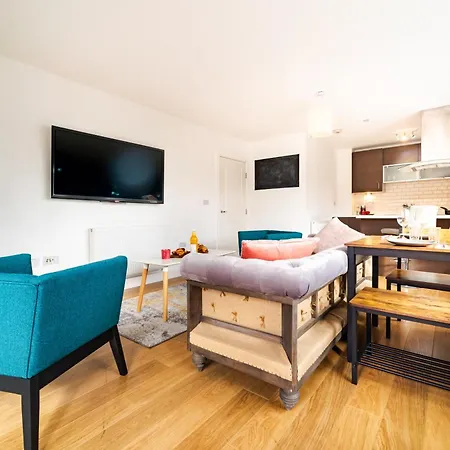 Chic Near Tower Hill With A Gym Apartment *